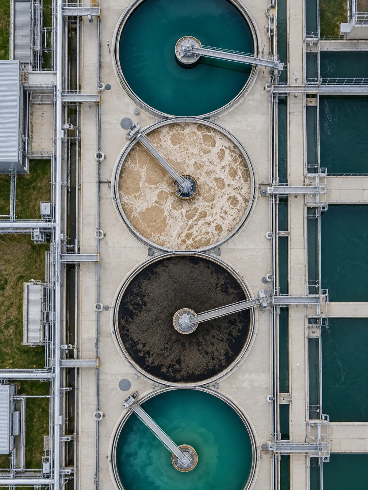 Vista aérea de uma bateria de decantadores de estação de tratamento de efluentes industriais